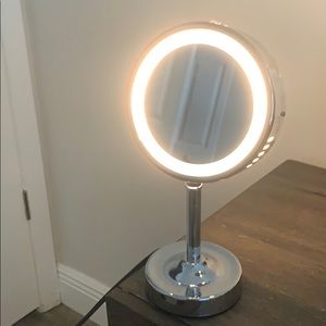Light up makeup mirror